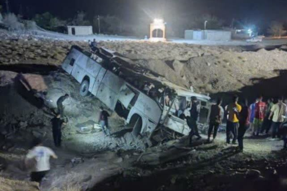 حادثه تلخ در یحیی‌آباد؛ اتوبوس معدن همکار کرمان از مسیر منحرف شد