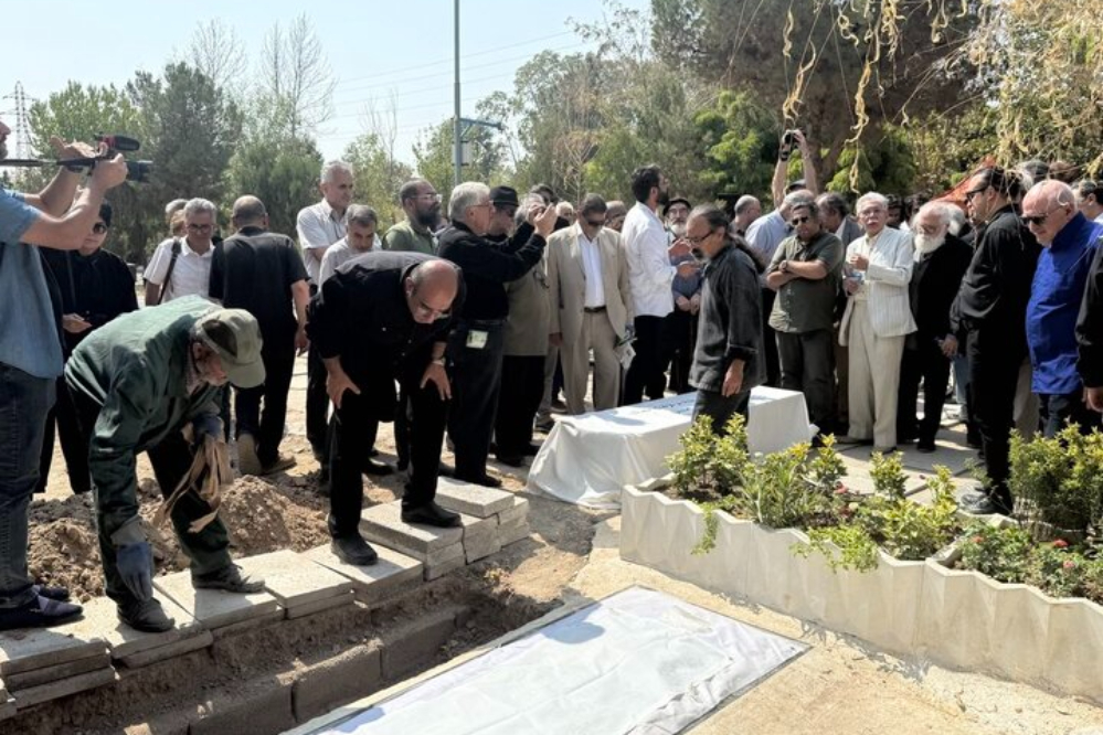 جواد مجابی در امام‌زاده طاهر آرام گرفت