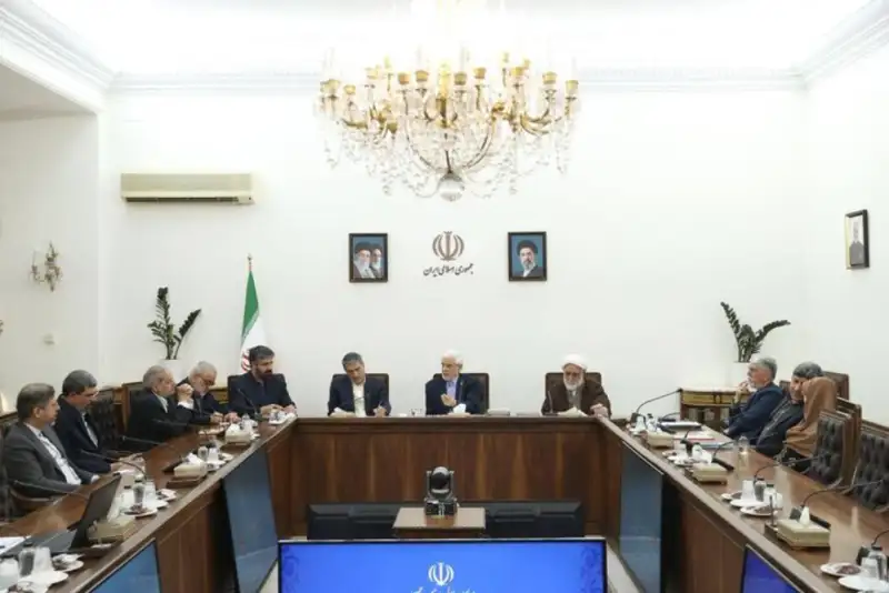 تأکید عارف بر نقش رهبری شهید انقلاب در پیشرفت علمی کشور