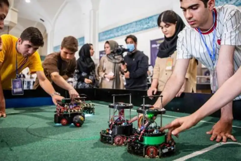 ربات آماده ممنوع؛ رقابت متفاوت 54 تیم دانش‌آموزی در ربوکاپ