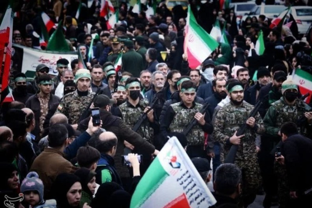 مسيرة "الفدائيين" في طهران.. استعراض حاشد يتقدمه بزشكيان تلبية لدعوة قائد الثورة الإسلامية