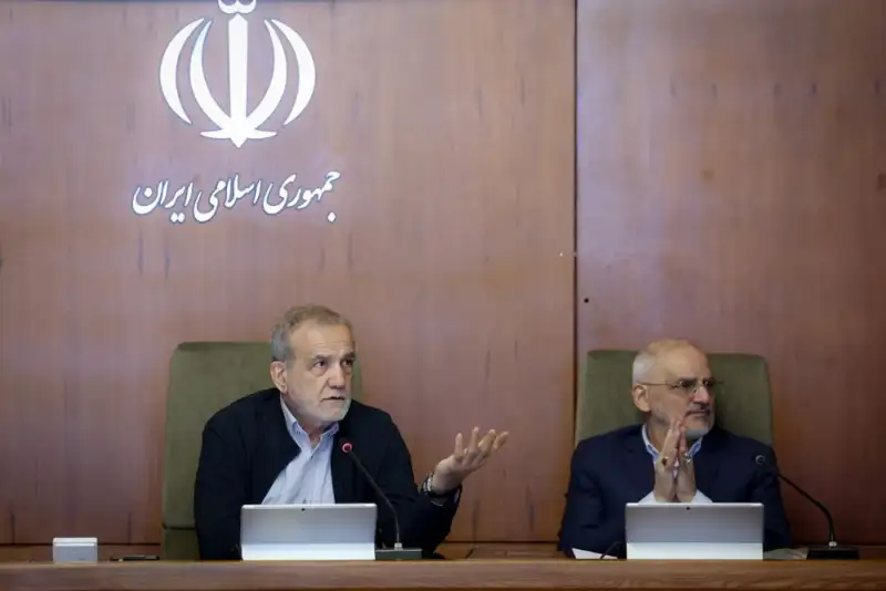 پزشکیان: همه دستگاه‌ها برای تداوم تولید و اشتغال تلاش کنند