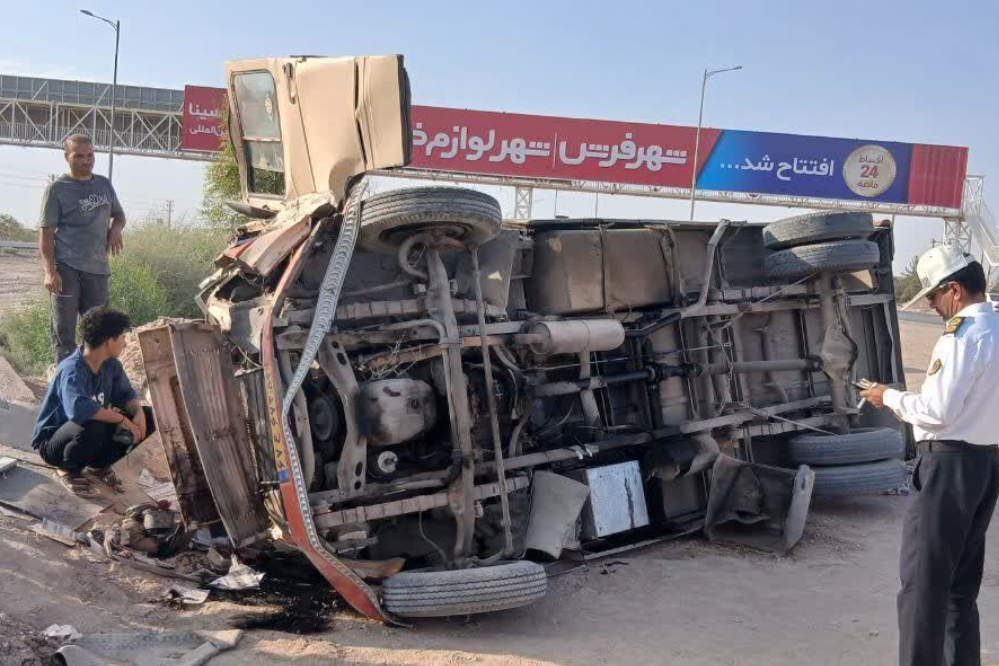 8 نفر در واژگونی مینی‌بوس محور یزد - میبد مصدوم شدند